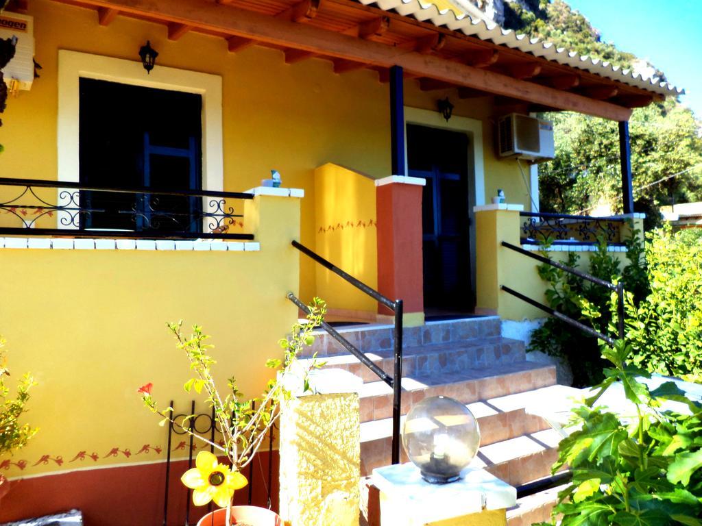 Vassilis Apartments ปาเลโอกัสไตรซา ภายนอก รูปภาพ