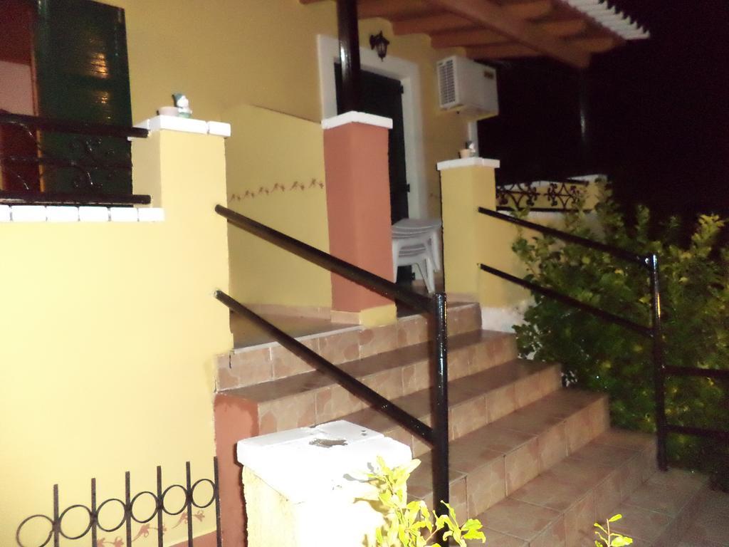 Vassilis Apartments ปาเลโอกัสไตรซา ภายนอก รูปภาพ